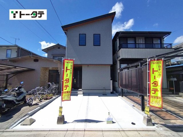 シンプルで落ち着いた外観デザイン。駐車2台可能で道路から玄関までフラットにアプローチできます。