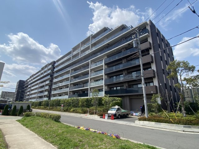 通勤・通学に便利な立地で、落ち着いた住環境が整った暮らしやすいエリアです。多くの世帯が暮らす大規模マンションならではの安心感があり、駅周辺には商業施設も充実しています。

