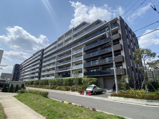 通勤・通学に便利な立地で、落ち着いた住環境が整った暮らしやすいエリアです。多くの世帯が暮らす大規模マンションならではの安心感があり、駅周辺には商業施設も充実しています。

