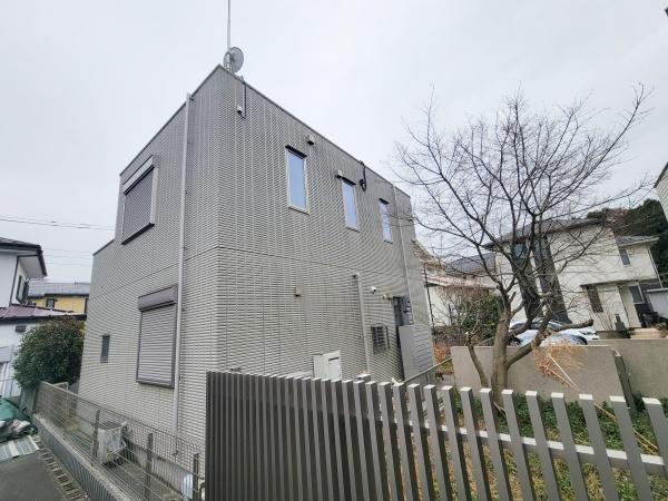 シンプルで現代的なデザインの外観が特徴的です。窓が多く各部屋に光が差し込みやすい設計です。外壁のカラーが落ち着いた雰囲気を演出しています。