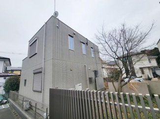 シンプルで現代的なデザインの外観が特徴的です。窓が多く各部屋に光が差し込みやすい設計です。外壁のカラーが落ち着いた雰囲気を演出しています。