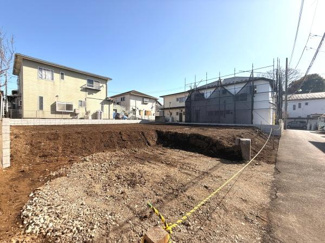 日当たりが良好な外観で周辺の建物との距離もしっかり確保されています。落ち着いた住宅街に位置し静かな環境が感じられます。道幅もしっかり確保されていて車両の出入りもスムーズですね。