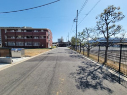 前面道路が広く車の通行にも便利な環境です。見通しの良い直線道路で安心感があります。日当たりの良い現地写真から開放的な街並みが感じられます。周囲が整備されていて快適な生活が期待できます。