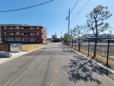 前面道路が広く車の通行にも便利な環境です。見通しの良い直線道路で安心感があります。日当たりの良い現地写真から開放的な街並みが感じられます。周囲が整備されていて快適な生活が期待できます。