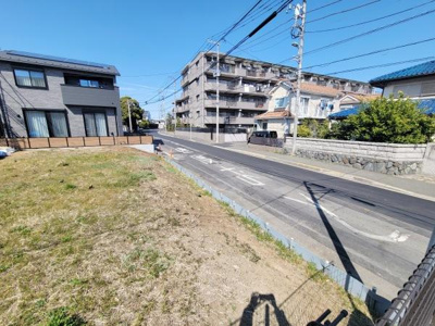 道路に面した開放感があり周辺には住宅が建ち並びます。日当たりも期待できる立地で整形地のため使い勝手が良さそうです。現地の雰囲気をぜひご確認ください。