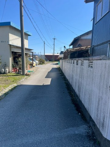 彦根市田附町の中古一戸建【前面道路含む現地写真】