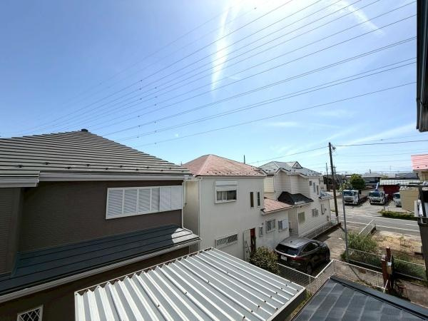 窓から広がる現地からの眺望が開放感を感じさせます。周辺の建物との距離もありプライベート感があります。天気の良い日には空が大きく見え空間の広がりを感じられます。