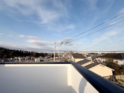 晴れた日には遠くまで見渡すことができる現地からの眺望です。高い建物も少なく空の広がりを感じられます。住宅街の落ち着いた景色が広がっています。南向きなので日当たりも良好です。
