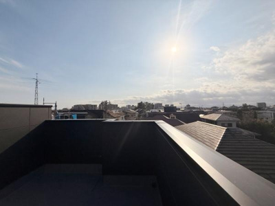 晴れた日には遠くまで見渡すことができる現地からの眺望です。高い建物も少なく空の広がりを感じられます。住宅街の落ち着いた景色が広がっています。南向きなので日当たりも良好です。