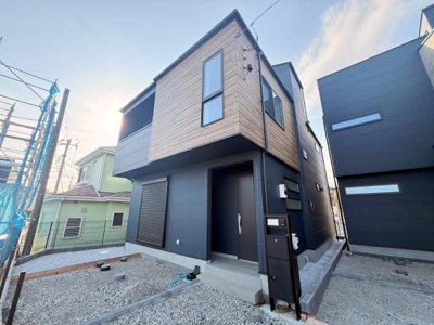 外観デザインに木目と黒を組み合わせた現代的な建物です。角地に建てられているため開放感があります。大きな窓が設置されており室内にも光が入りやすいつくりです。新築ならではの清潔感が感じられます。