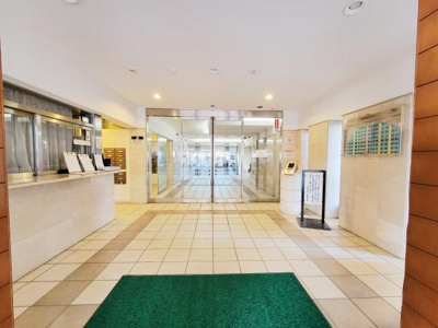 明るく開放感のあるロビーが印象的です。清潔感のあるタイルフロアで日々のお出迎えに安心感があります。管理体制もしっかりしている様子が見受けられます。入口はガラス張りで採光も良好です。