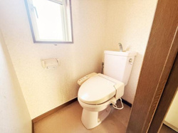 清潔感のあるトイレ空間です。窓が設けられており換気に配慮されています。