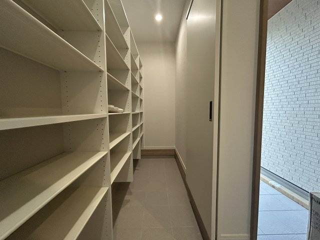 ・玄関土間収納は広く多くのシューズや趣味の道具が納められます。