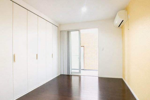 上本町中古戸建【洋室】明るく開放感もあり、収納スペースもあります。※残置物を撤去したイメージ画像になります。