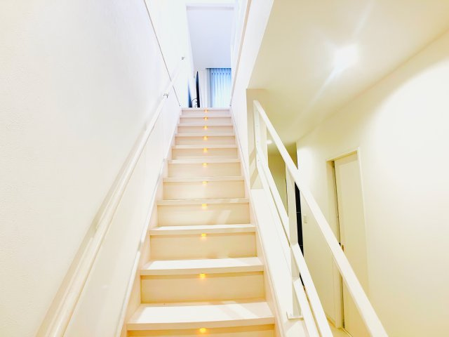 上本町中古戸建【その他】階段の照明は、安全な昇り降りのための「足元の明るさ」確保が最優先です。
夜は幻想的空間が広がります。