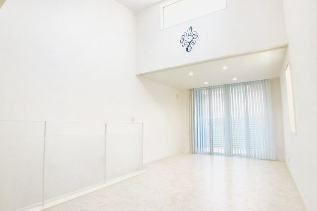 上本町中古戸建【居間・リビング】シーリングファン付です。冷暖房効率を大幅に向上させます。※残置物を撤去したイメージ画像になります。