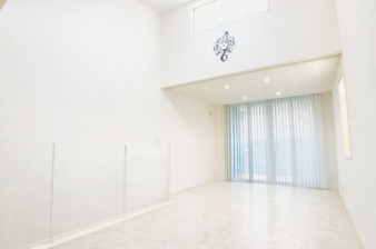 上本町中古戸建【居間・リビング】シーリングファン付です。冷暖房効率を大幅に向上させます。※残置物を撤去したイメージ画像になります。