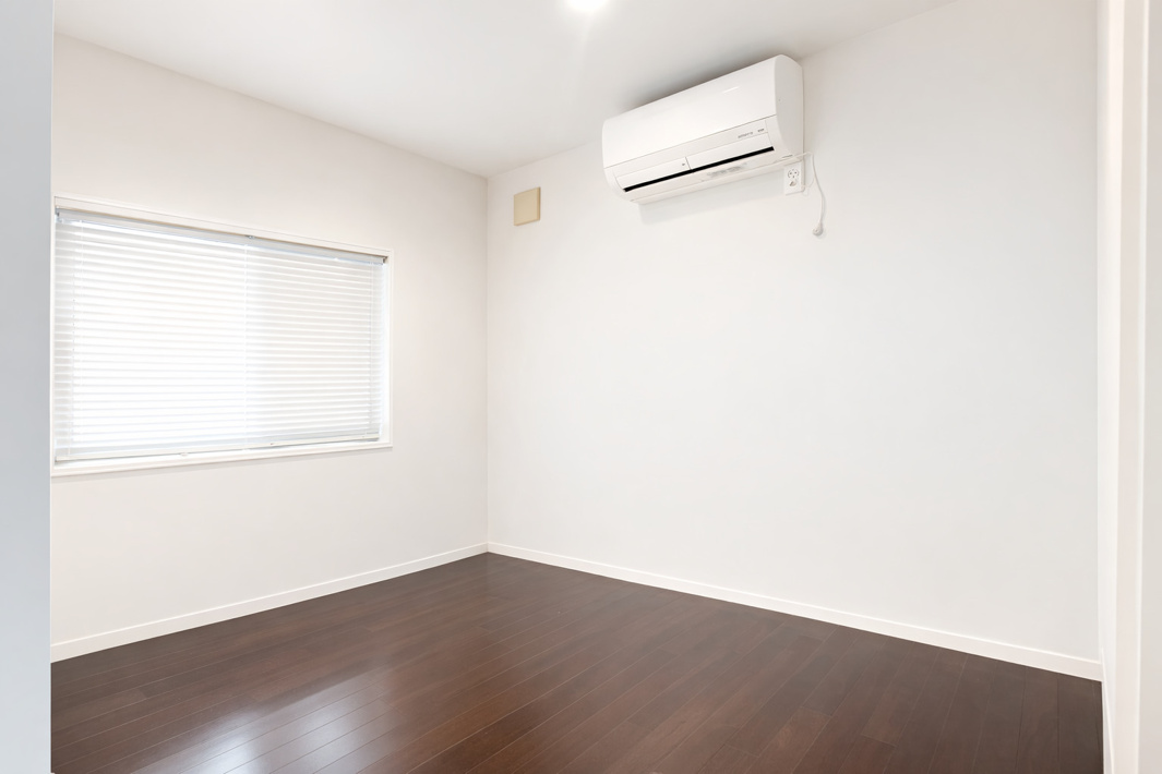 上本町中古戸建【洋室】2階の洋室になります。フローリングで掃除がしやすいです。※残置物を撤去したイメージ画像になります。