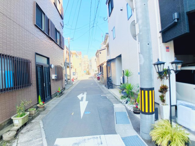 上本町中古戸建【前面道路含む現地写真】前面道路になります。