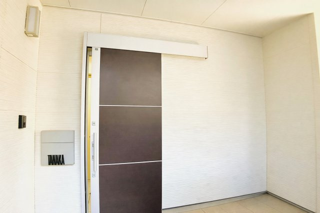 上本町中古戸建【玄関】玄関ポーチになります。ひさしもついていますので雨の日も安心です。