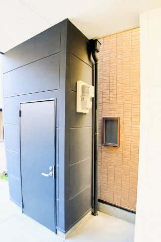 上本町中古戸建【その他】駐車場の物置（収納スペース）が左右２ヶ所にあります。