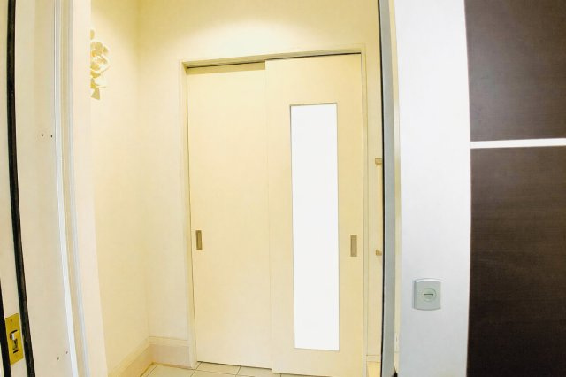 上本町中古戸建【玄関】内側から撮影しました。白の玄関ドアは、清潔感、爽やかさ、そして明るく洗練された印象を住宅に与えます。洋風やシンプルモダンな外観と相性が良く、どんな外壁色にも馴染みやすいのが特徴です。