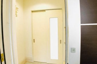 上本町中古戸建【玄関】内側から撮影しました。白の玄関ドアは、清潔感、爽やかさ、そして明るく洗練された印象を住宅に与えます。洋風やシンプルモダンな外観と相性が良く、どんな外壁色にも馴染みやすいのが特徴です。