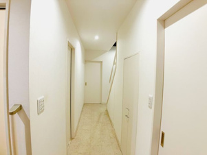 上本町中古戸建【内装】白い内装は、光を反射して部屋を明るくし、膨張色効果で空間を広く、清潔感があります。