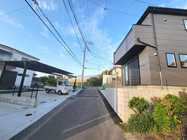 現地写真からは周辺環境の様子がしっかりご確認いただけます。前面道路も整備され車の出入りにも配慮されています。日当たりや開放感を感じられるロケーションです。