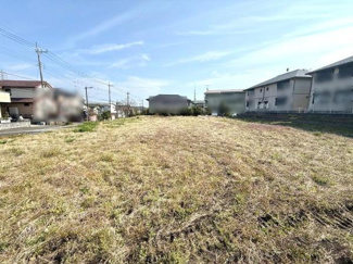 広々とした現地土地写真です。周辺には住宅が立ち並び整った街並みが印象的です。日当たりも良好で開放感のある土地です。道路へのアクセスも便利な位置にあります。