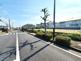現地前面道路は直線的で見通しが良く歩道もしっかり整備されています。車の通行もしやすい広さが確保され周辺には住宅や敷地が広がっています。日当たりも良好な印象を受けます。街並みもすっきりとしています。