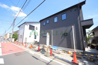 横浜市鶴見区北寺尾１丁目の新築一戸建【前面道路含む現地写真】