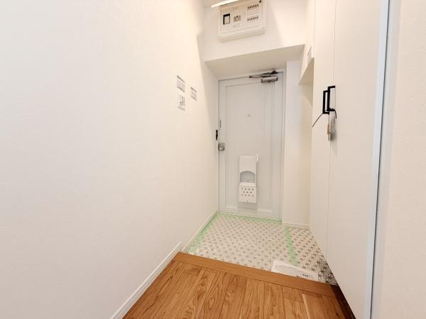 白を基調としたシンプルな玄関で清潔感があります。床の切り替えがアクセントとなり空間にメリハリを与えます。