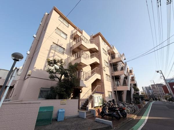 周辺には緑もあり落ち着いた雰囲気です。幅広い道沿いで自転車やバイクの駐輪スペースも充実しています。