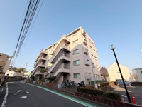 明るい色合いの外観が特徴的な建物です。周囲には十分なスペースが確保されていて角地に建てられています。各階へアクセスしやすい外階段もポイントです。自転車置き場が建物前に設けられています。