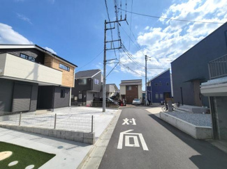 前面道路が広く車の出し入れがしやすい環境です。周囲の住宅も新しく整然とした街並みが印象的です。日当たりもしっかり確保されています。電線や電柱の配置も比較的すっきりしています。