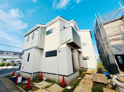 可動棚付きの収納スペースが設けられており使いやすい設計です。棚板が複数あるため日用品や小物などを効率よく整理できます。扉付きで見た目もすっきりとしています。廊下に面しており動線も良好です。