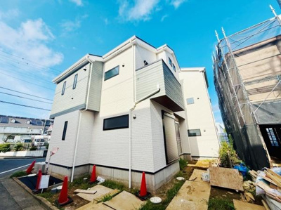 可動棚付きの収納スペースが設けられており使いやすい設計です。棚板が複数あるため日用品や小物などを効率よく整理できます。扉付きで見た目もすっきりとしています。廊下に面しており動線も良好です。