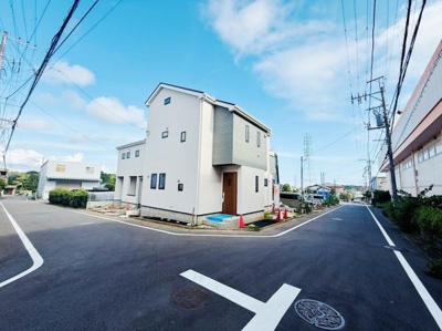 建設中の現場や周辺の街並みを一望できる開放感が特徴です。周囲に緑もあり広がりを感じられます。遠くまで視界が抜け落ち着いた雰囲気が広がっています。