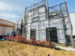 現在建築中の物件で外観が順調に仕上げられています。敷地が広く開放感があります。前面には植栽が整えられており外構の整備も進んでいます。青空の下で明るい印象を受ける建物です。