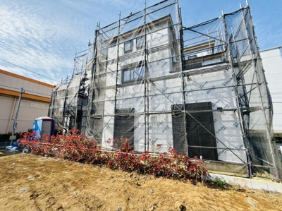 現在建築中の物件で外観が順調に仕上げられています。敷地が広く開放感があります。前面には植栽が整えられており外構の整備も進んでいます。青空の下で明るい印象を受ける建物です。