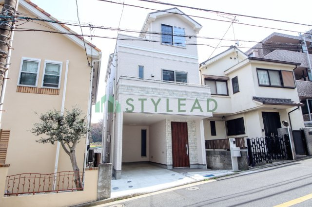 横浜市金沢区富岡西７丁目の新築一戸建【前面道路含む現地写真】