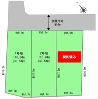 各区画は33.5坪の敷地面積が確保されておりゆとりある間取りとなっています。前面道路は約4m幅で車両の出入りにも便利です。三区画ともに均等な設計で隣接とのバランスも良好です。