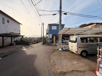 前面道路が広めで車の移動がしやすい印象です。周辺は落ち着いた住宅地で安心感があります。現地は整った街並みに位置しています。駐車スペースも確保されていますので車利用も便利です。