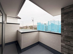 奥行きがありゆとりを感じるバルコニーです。屋根が付いているため天候に左右されにくい設計となっています。周囲の視線も気になりにくい壁の高さが特徴です。