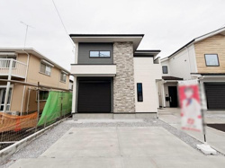 広々とした駐車場が確保されており車の出し入れもスムーズに行えます。コンクリート舗装でお手入れもしやすい環境です。