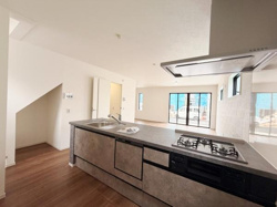 明るい光が差し込む開放的なキッチンです。収納スペースも豊富で整理しやすい構造です。シンプルなデザインが空間をすっきり見せます。