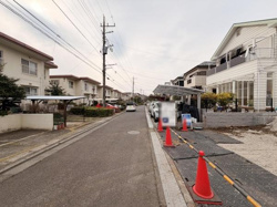 周辺にはゆとりある住宅が並び落ち着いた街並みが広がっています。
