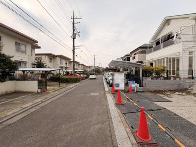 周辺にはゆとりある住宅が並び落ち着いた街並みが広がっています。