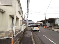 前面道路は歩道と車道がしっかりと区切られていて安全性が感じられます。周辺には住宅や集合住宅が並び落ち着いた雰囲気のエリアです。道路は見通しが良く車の出入りもスムーズにできます。